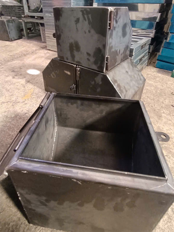 THÙNG ĐỒ NGHỀ XE MÁY CÀY